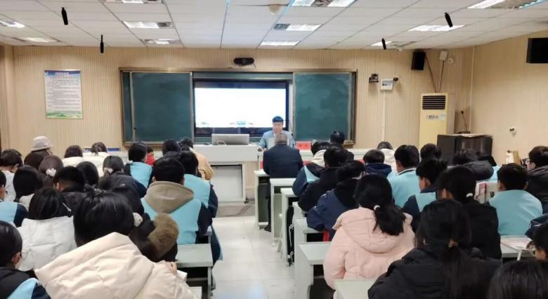 孟子研究院組織講師團(tuán)隊(duì)走進(jìn)拳鋪中學(xué)，讓傳統(tǒng)文化與法治精神同頻共振